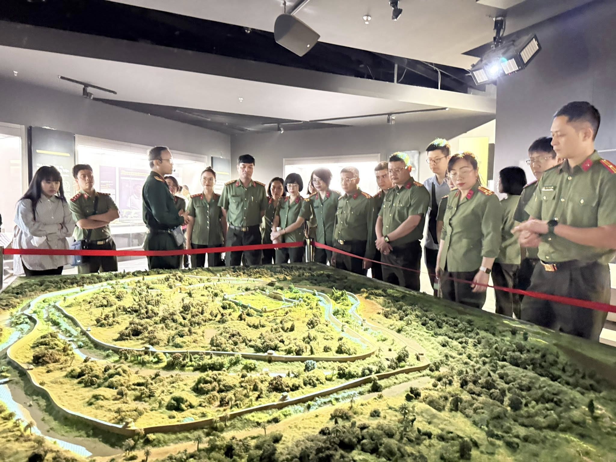 Nhà Xuất bản Công an nhân dân tổ chức sinh hoạt chính trị tại Bảo tàng Lịch sử Quân sự Việt Nam