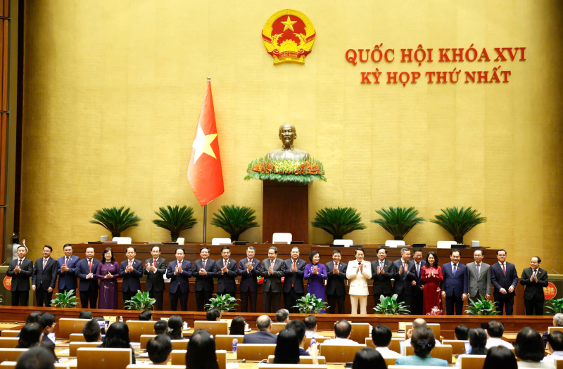 Chính phủ có 6 Phó Thủ tướng, 17 Bộ trưởng, trưởng ngành